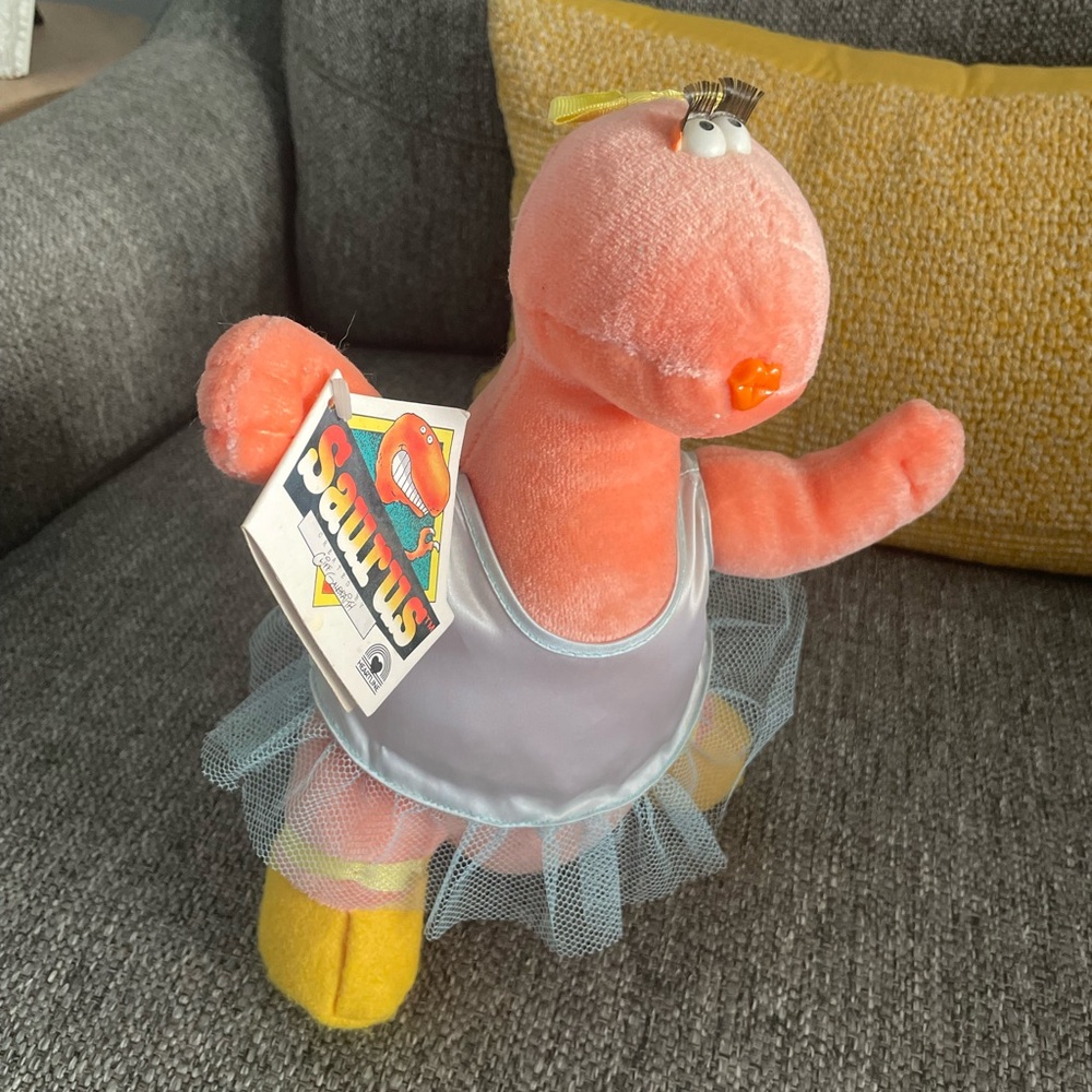 1986 "Saurus" plush dinosaur manufactured by Heartline